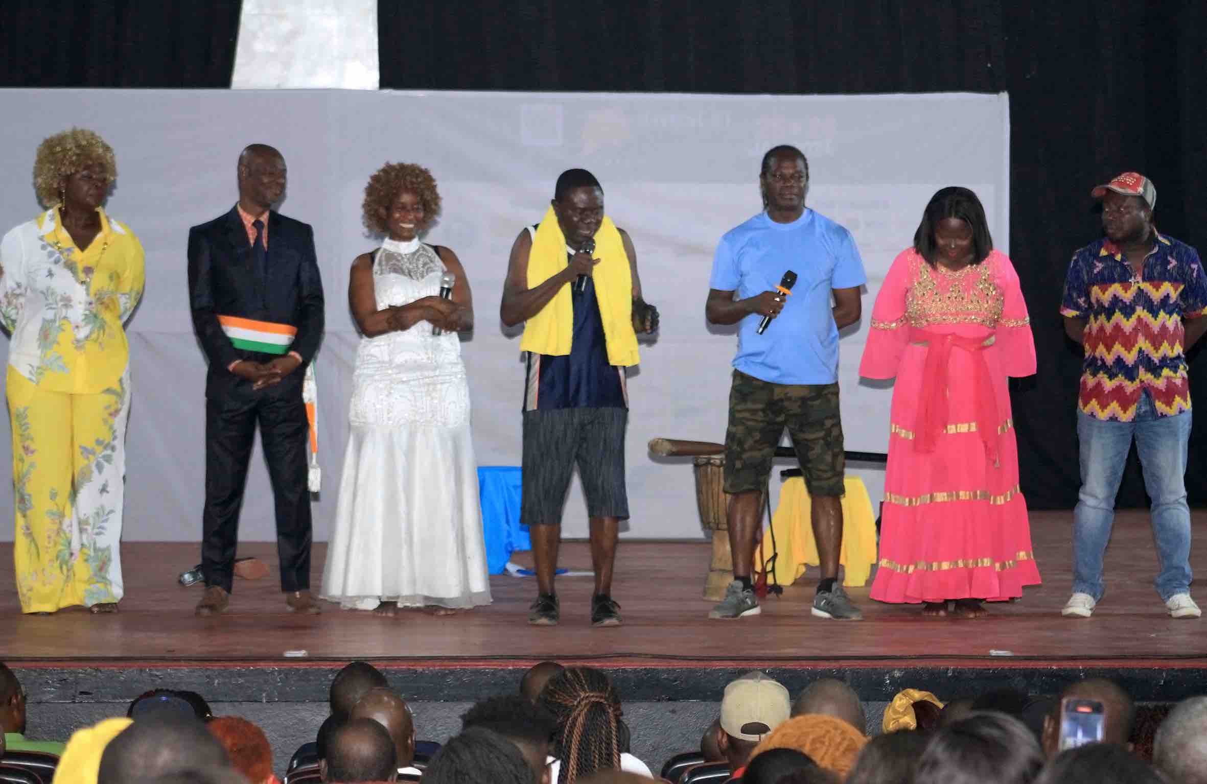 Spectacle du Djély théâtre d’Abidjan à Bouaké : Le gros cadeau de Noël du Maire Amadou Koné, aux populations.